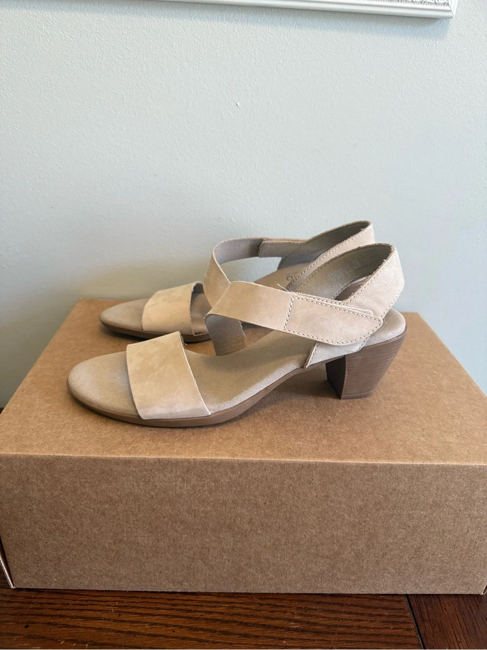 Munro Lucia Neutral Suede Block Heel Sandals 7.5 NEW
